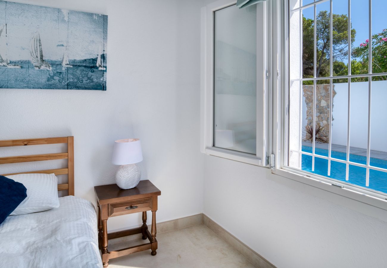 Chambre double avec vue sur la piscine privée.