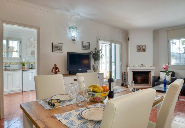 Belle salle à manger d'une villa à louer à l'Escala