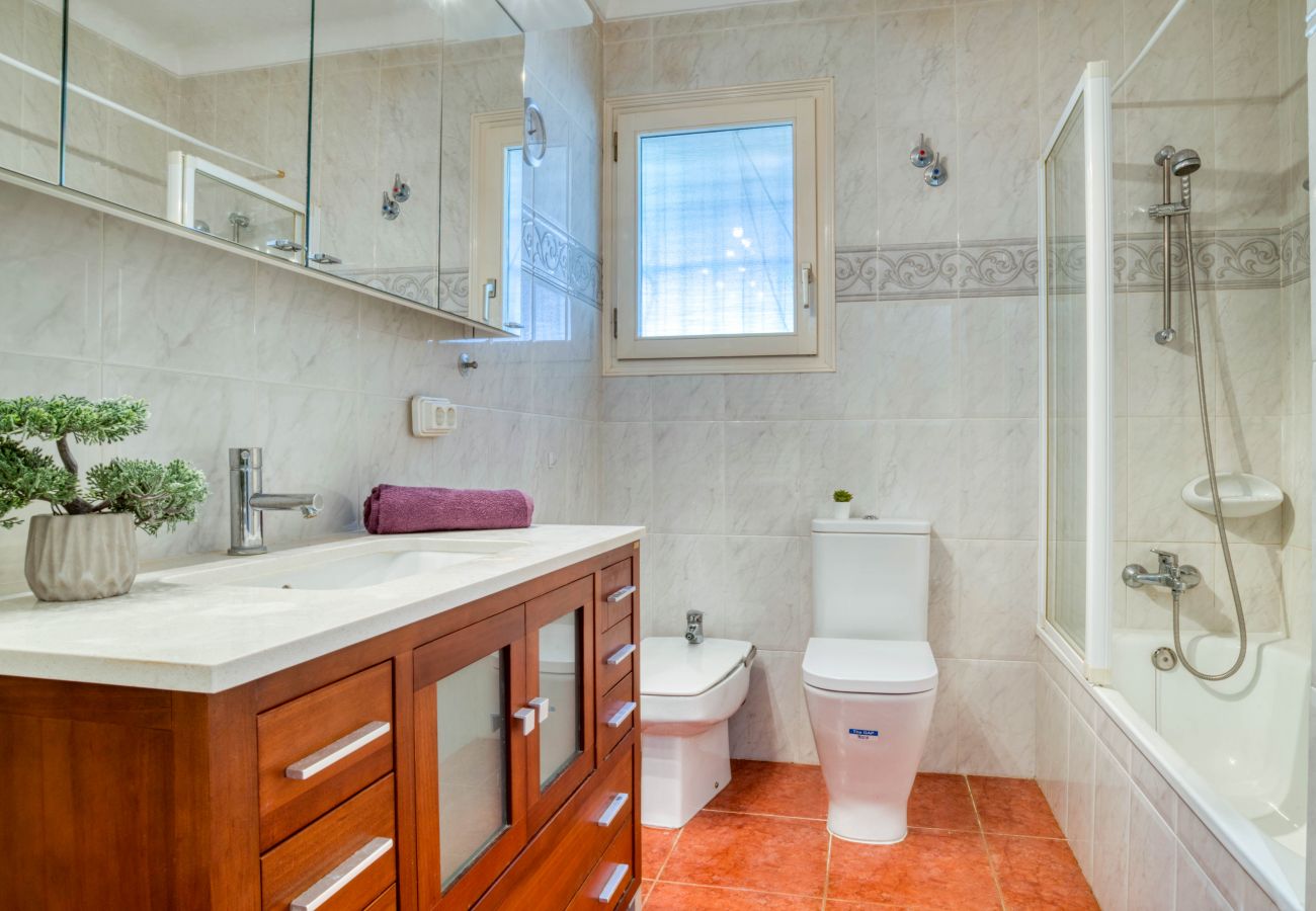 La salle de bain de cette maison de location de vacances à l'Escala est très spacieuse