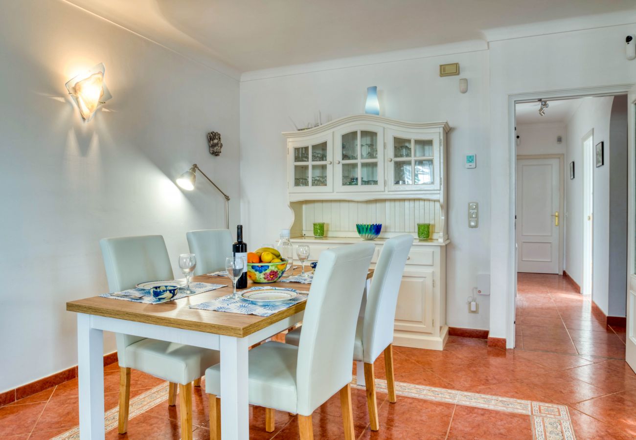 Depuis la salle à manger, nous accédons aux chambres de cette maison à louer sur la Costa Brava