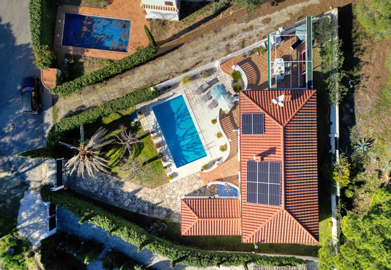 Vue aérienne du jardin d'une maison de vacances à l'Escala