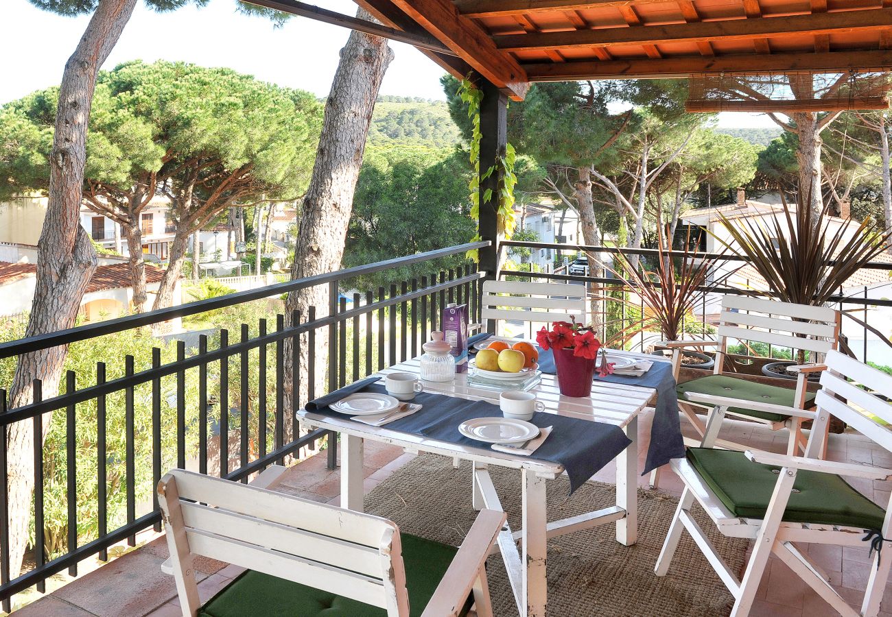 Terrasse extérieure dans la maison de location touristique l'Escala